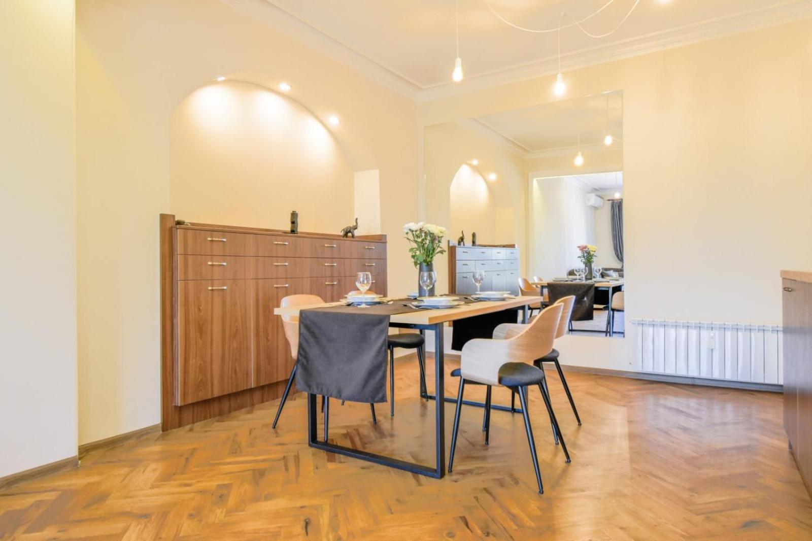 Stunning 2bdr On Historic Location In Center